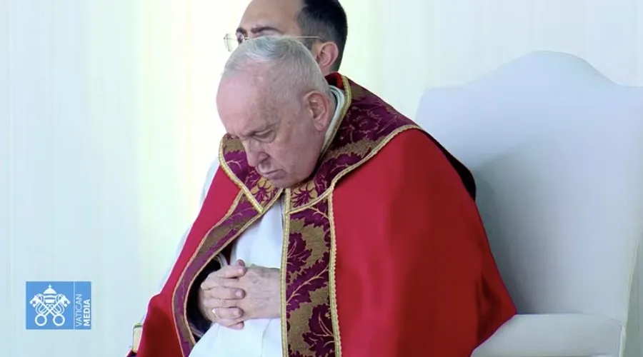 El Papa Francisco reza durante la Misa en Kazajistán. Crédito: Vatican Media?w=200&h=150