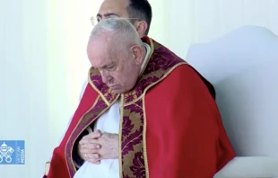 El Papa Francisco reza durante la Misa en Kazajistu00e1n. Cru00e9dito: Vatican Media 