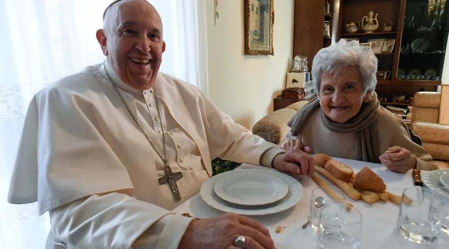 El Papa Francisco come con sus primos en Asti. Crédito: Vatican Media?w=200&h=150