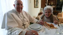 El Papa Francisco come con sus primos en Asti. Crédito: Vatican Media