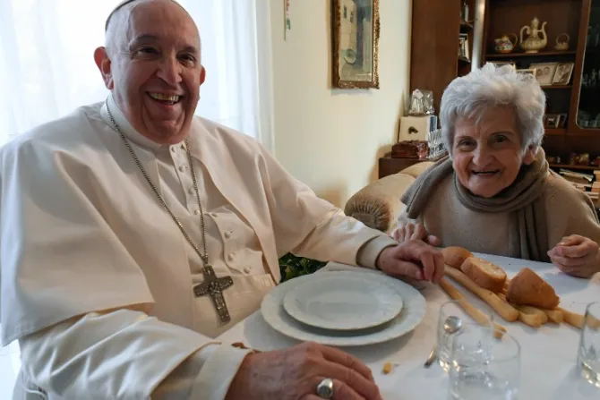 El Papa Francisco se reúne con su familia italiana después de 3 años