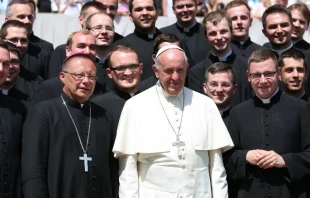 El Papa Francisco con un grupo de sacerdotes y seminaristas. Cru00e9dito: ACI Prensa 