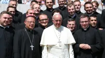 El Papa Francisco con un grupo de sacerdotes y seminaristas. Crédito: ACI Prensa