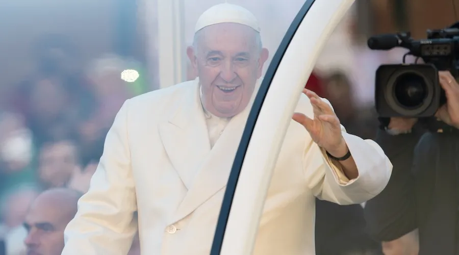 Papa Francisco saluda a jóvenes de Asti. Crédito: Daniel Ibáñez/ACI Prensa?w=200&h=150