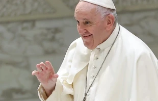 El Papa Francisco saluda a los fieles en la Audiencia General. Cru00e9dito: Pablo Esparza/ EWTN, ACI Group 