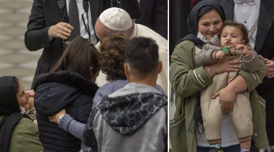 Papa Francisco saluda en el Vaticano a refugiados de Afganistán. Foto: Pablo Esparza / ACI Prensa