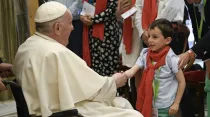 Papa Francisco saluda a un niño en el Vaticano. Foto: Vatican Media