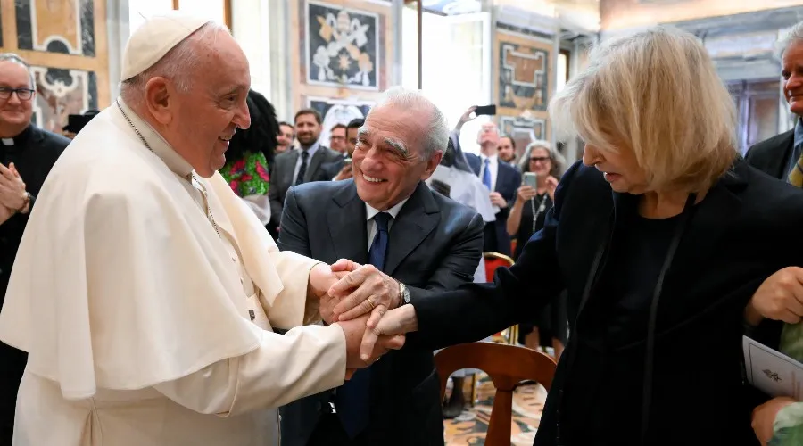 El Papa Francisco se recupera de la fiebre y reanuda su agenda
