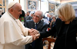 Imagen del Papa Francisco en la mau00f1ana con el productor de cine Martin Scorsese. Cru00e9dito: Vatican Media 