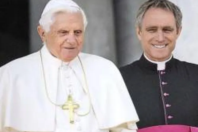 El Papa nombra a su secretario personal nuevo Prefecto de la Casa Pontificia