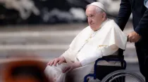 Foto referencial del Papa Francisco en silla de ruedas. Crédito: Daniel Ibáñez/ACI Prensa