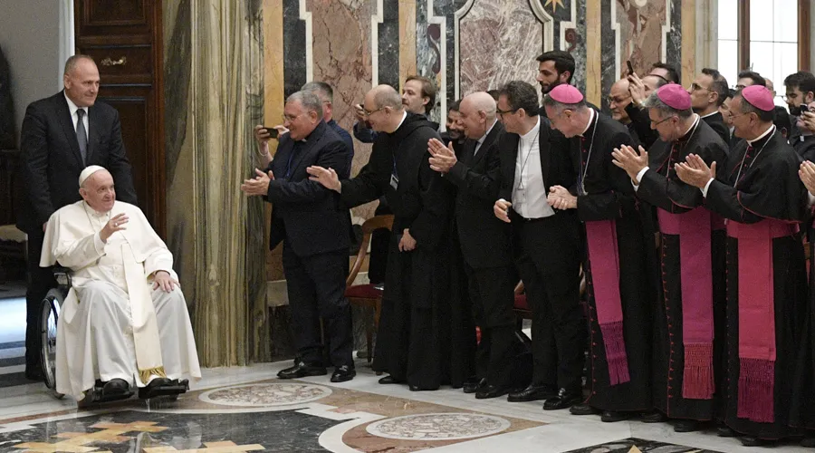 O Papa com bispos e padres da Sicília.  Foto: Vatican Media