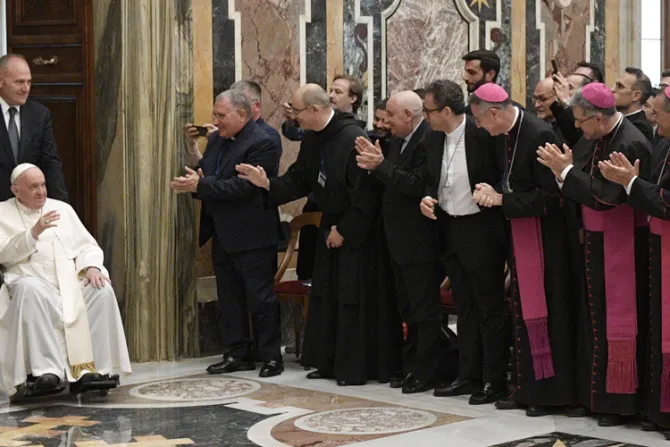 El Papa Francisco pide a sacerdotes actualizar la “moda” litúrgica
