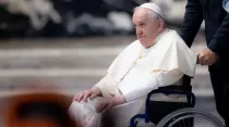 El Papa Francisco en silla de ruedas. Crédito: Daniel Ibáñez/ACI Prensa