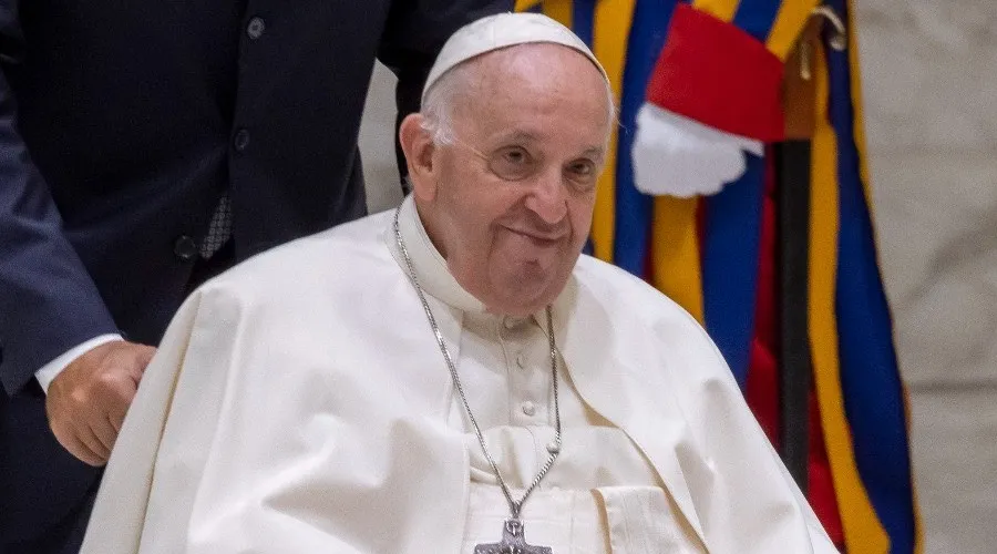 Papa Francisco en silla de ruedas/Imagen referencial. Crédito: Vatican Media