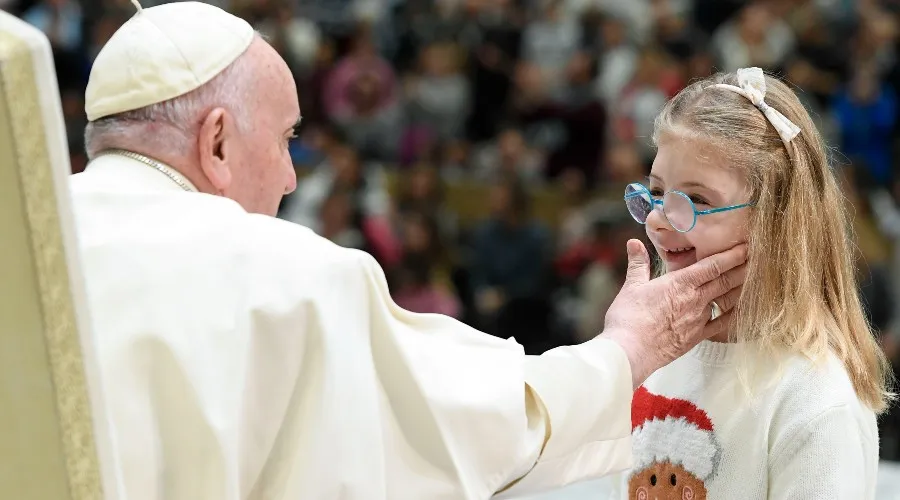 El Papa Francsco saluda a una niña durante la audiencia de este sábado 14 de enero. Crédito: Vatican Media?w=200&h=150