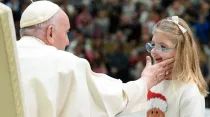 El Papa Francsco saluda a una niña durante la audiencia de este sábado 14 de enero. Crédito: Vatican Media