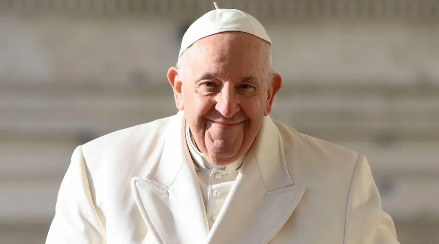 El Vaticano informa que la salud del Papa Francisco mejora progresivamente