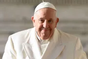El Vaticano informa que la salud del Papa Francisco mejora progresivamente