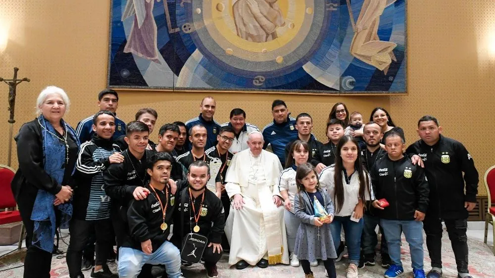 Papa Francisco con futbolistas de talla baja. Crédito: Vatican Media?w=200&h=150