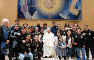 Papa Francisco con futbolistas de talla baja. Cru00e9dito: Vatican Media 
