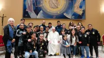 Papa Francisco con futbolistas de talla baja. Crédito: Vatican Media