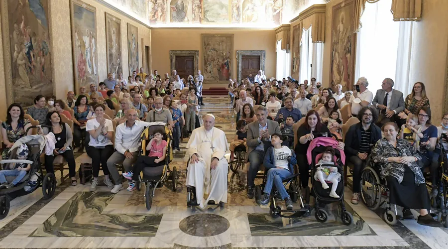 Papa Francisco con voluntarios y familiares de personas con “Síndrome de Cornelia de Lange”. Foto: Vatican Media?w=200&h=150