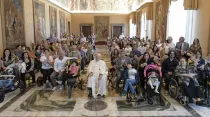 Papa Francisco con voluntarios y familiares de personas con “Síndrome de Cornelia de Lange”. Foto: Vatican Media