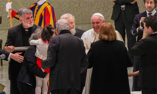 El Papa saluda a algunos miembros del Camino Neocatecumenal en el Aula Pablo VI (Foto ACI Prensa)?w=200&h=150