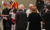 El Papa saluda a algunos miembros del Camino Neocatecumenal en el Aula Pablo VI (Foto ACI Prensa)