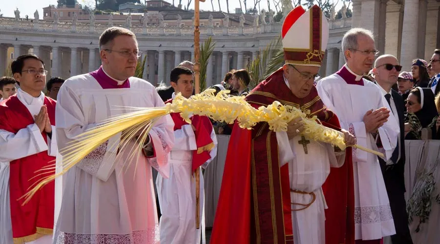 El Papa durante la procesión del Domingo de Ramos. Foto: Daniel Ibáñez / ACI Prensa