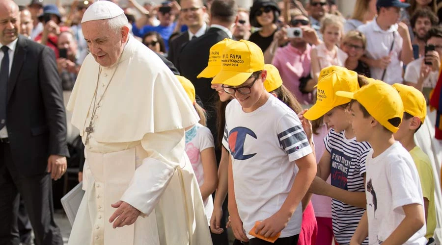 El Papa acompañado de unos niños durante la Audiencia General. Foto: Marina Testino / ACI Prensa?w=200&h=150