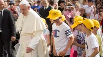 El Papa acompañado de unos niños durante la Audiencia General. Foto: Marina Testino / ACI Prensa