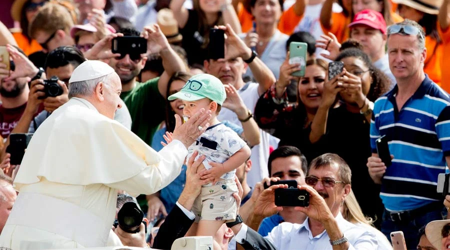 El Papa Francisco saluda a los fieles al comienzo de la Audiencia. Foto: Daniel Ibáñez / ACI Prensa?w=200&h=150