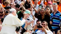 El Papa Francisco saluda a los fieles al comienzo de la Audiencia. Foto: Daniel Ibáñez / ACI Prensa