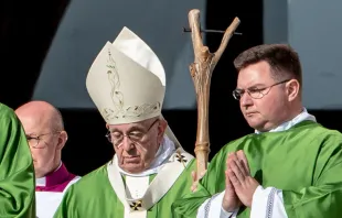 El báculo que usó el Papa Francisco en la Misa de apertura del Sínodo / Foto: Daniel Ibáñez (ACI Prensa) 