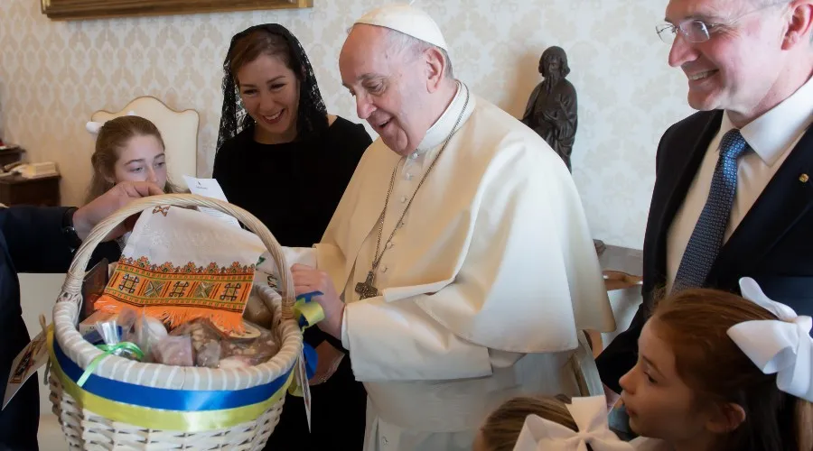 Papa Francisco bendice cesta de Pascua. Crédito: Vatican Media