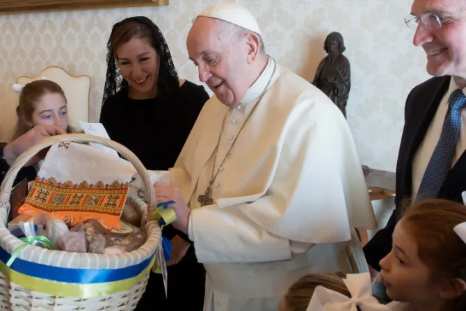 El Papa bendice cesta de Pascua para víctimas de la guerra en Ucrania 