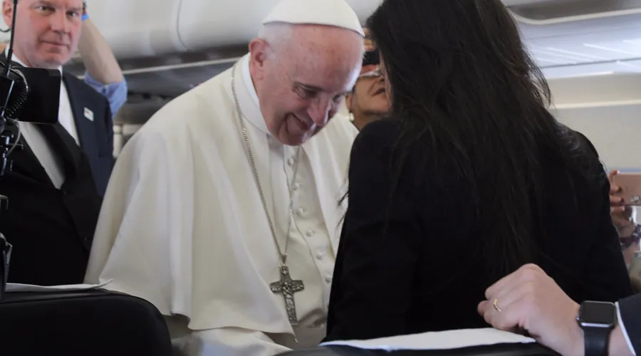 El Papa bendice al bebé de una periodista. Foto: Elise Harris / ACI Prensa?w=200&h=150