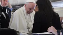 El Papa bendice al bebé de una periodista. Foto: Elise Harris / ACI Prensa