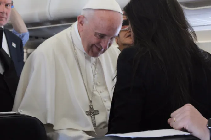 El Papa Francisco bendice a bebé por nacer de periodista en el avión papal