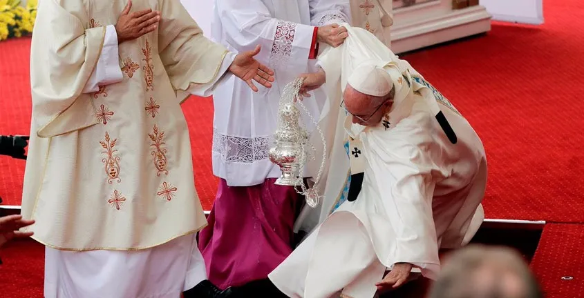 ¿El Papa se cayó 2 veces en un mes y perdió un pulmón? Nuevo bulo circula en redes