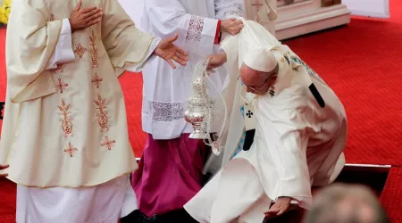 ¿El Papa se cayó 2 veces en un mes y perdió un pulmón? Nuevo bulo circula en redes
