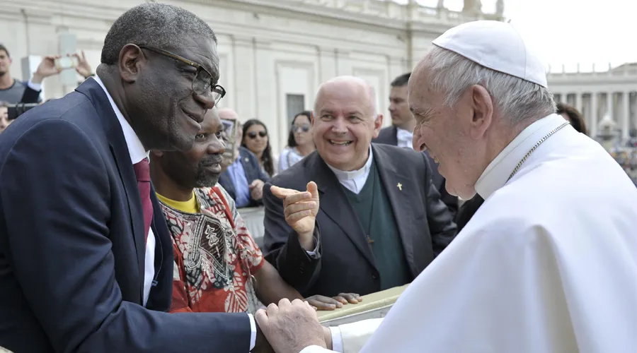 El Papa Francisco con Denis Mukwege. Foto: Vatican Media?w=200&h=150
