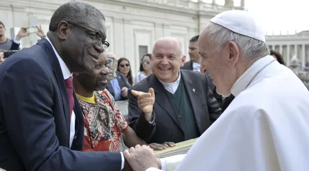 Papa Francisco saluda al Nobel de la Paz Denis Mukwege