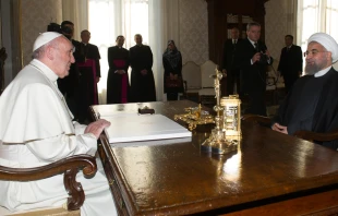 El Papa recibe en audiencia al Presidente de Iru00e1n. Foto: L'Osservatore Romano 