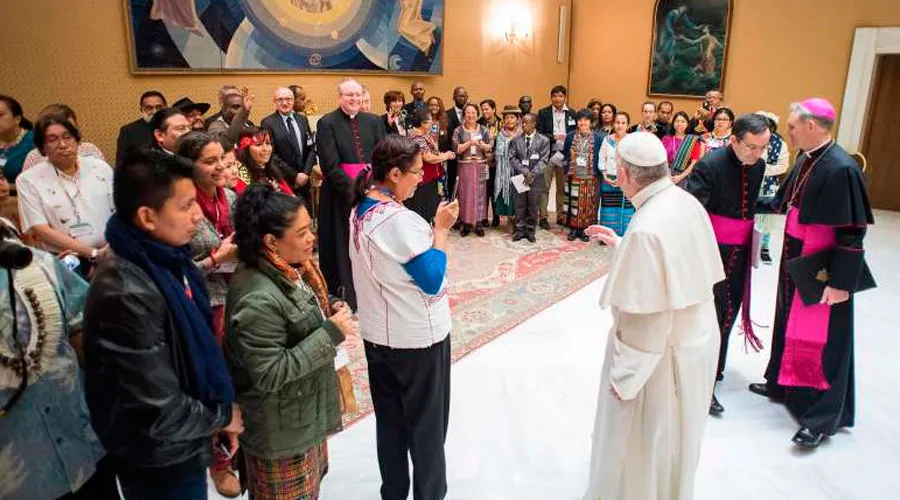 El Papa Francisco y representantes indígenas en el Vaticano. Foto: L'Osservatore Romano?w=200&h=150