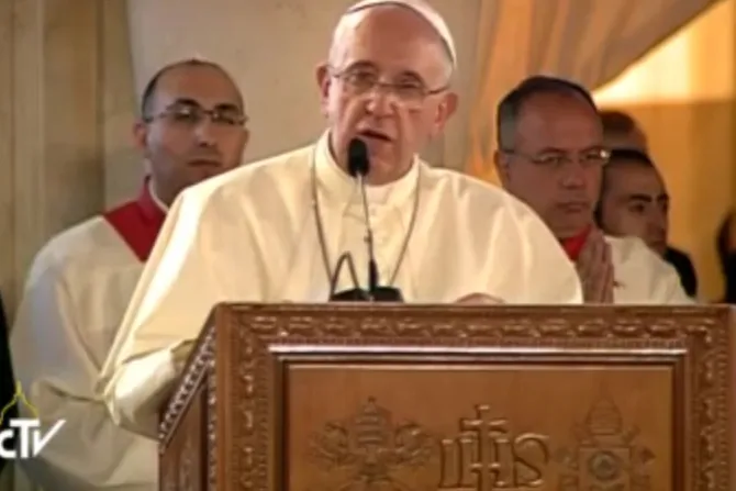Que Dios convierta a los violentos, dice el Papa Francisco junto al Jordán