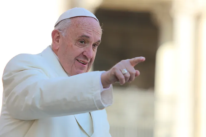 "Es la hora de los laicos" pero pareciera que el reloj se ha parado, advierte el Papa