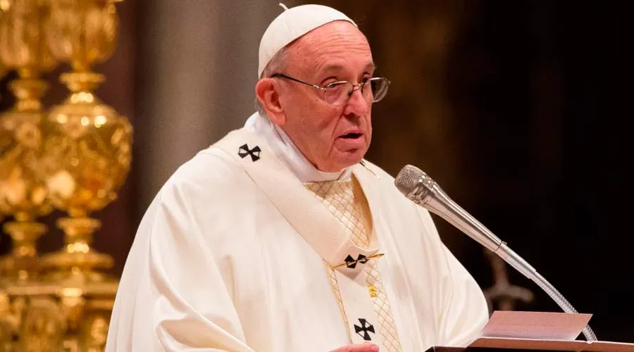 El Papa mientras pronuncia la homilía en la Vigilia Pascual. Foto: Daniel Ibáñez / ACI Prensa